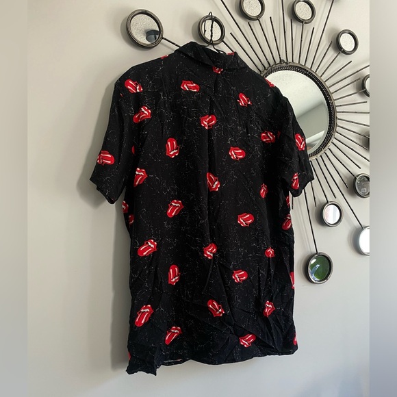 *NWT* Men’s Small Rolling Stones Button-Up - Picture 2 of 3